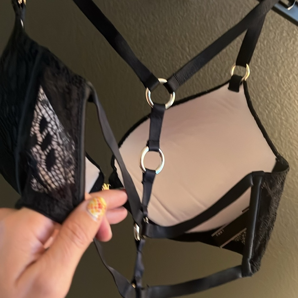 1 hour sale. Victoria’s Secret, 34DD, black bra, cage, gold rings, lift, sexy - Picture 4 of 7